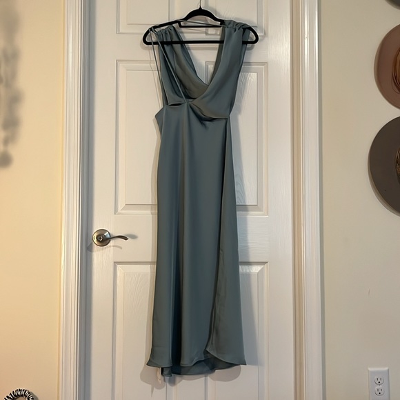 Commense Dress - Picture 2 of 3